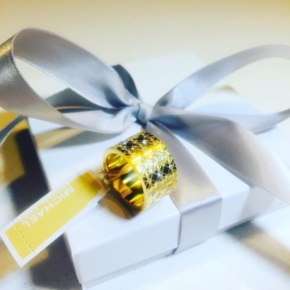 Women’s ring gold size 8 and 9 - Picture 2 of 4